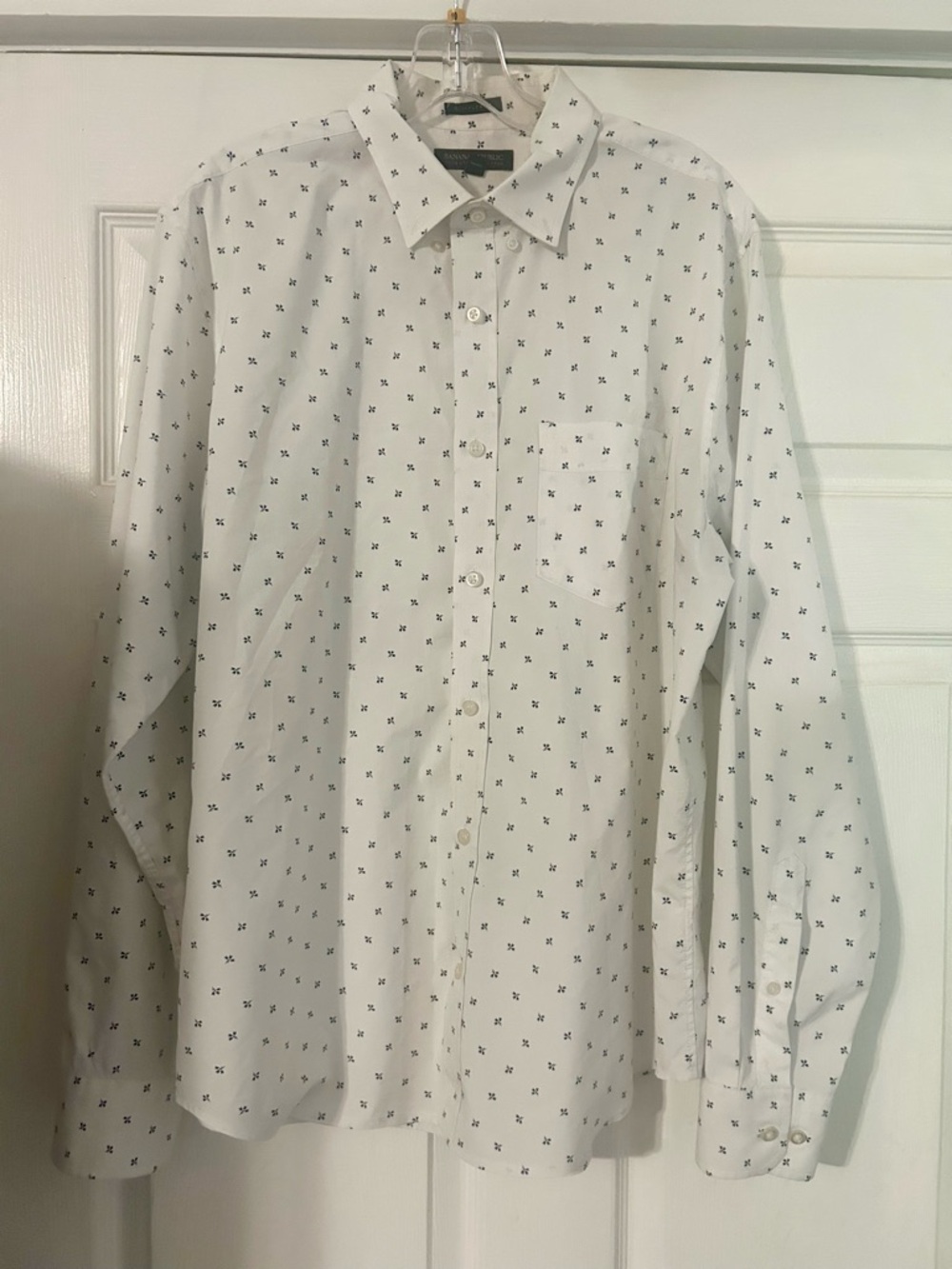 Men’s Banana Republic White Button-Up Shirt with Black Micro Cross Print large